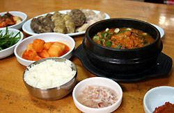 [맛따라 신앙따라] 순대국의 진수 서울 홍익동 ‘농가순대’